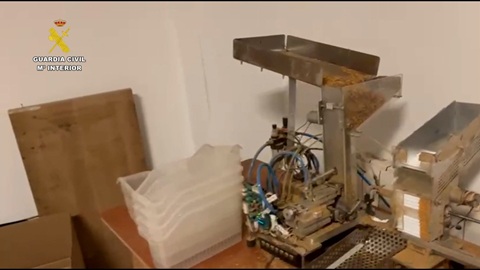 La Guardia Civil desmantela un taller clandestino de tabaco en Mancha Real (Jaén).