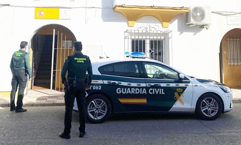 La Guardia Civil esclarece 13 delitos de daños y robos en interior de vehículos en Villanueva de la Reina.