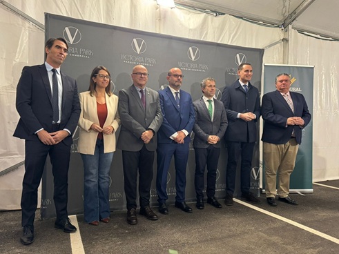 Juan Latorre participa en el acto inaugural del parque comercial Victoria Park en la capital jiennense.