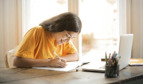 Más de 200 jóvenes acceden al grado universitario deseado por el cupo de exclusión social en Andalucía.