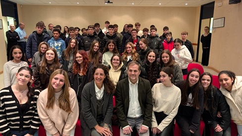 La Junta conmemora el Día de la Bandera de Andalucía profundizando en sus valores con jóvenes en una jornada sobre prevención.