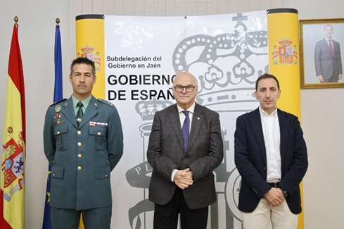 Subdelegación del Gobierno en Jaén y DGT recuerdan la obligación de disponer de la baliza V-16 para señalizar averías y accidentes en carretera.