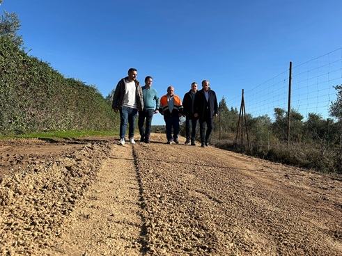 El Ayuntamiento de Andújar invierte 200.000 euros en la mejora de caminos rurales.