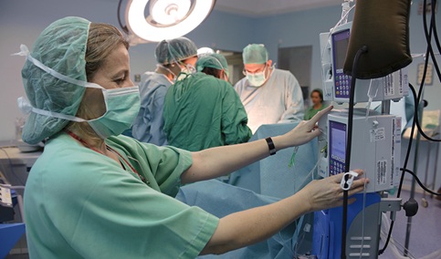 Sanidad aplicará la subida salarial del 2,5% a los profesionales del SAS en la nómina de diciembre.