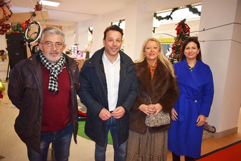 El diputado de Agricultura, Javier Perales, inaugura el Mercado Navideño de Lopera.