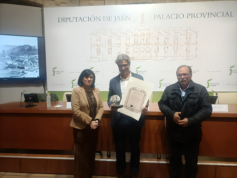 Ignacio Martín recoge el Premio Cronista Cazabán por su trabajo sobre la cultura rural jiennense de principios del siglo XX.