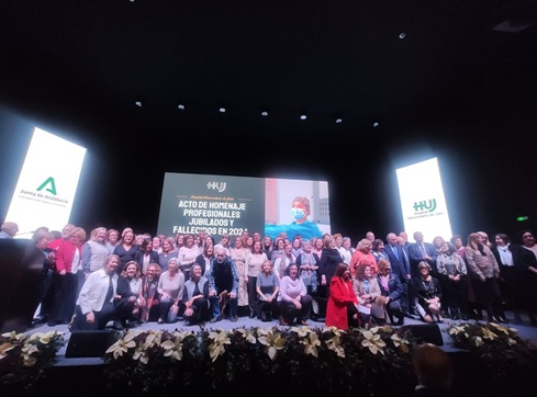 El Hospital Universitario de Jaén rinde homenaje a 148 profesionales jubilados y fallecidos en 2024.