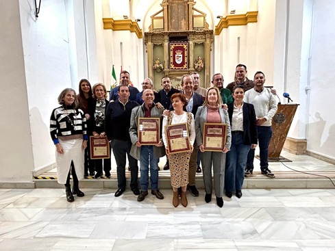 El Ayuntamiento de Andújar homenajea a los empleados municipales jubilados en 2025.