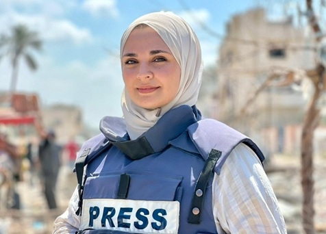 La Delegación del Gobierno de España en Andalucía distingue con el Premio Plaza de España a la periodista gazatí-linarense Huda Emad Hegazi.