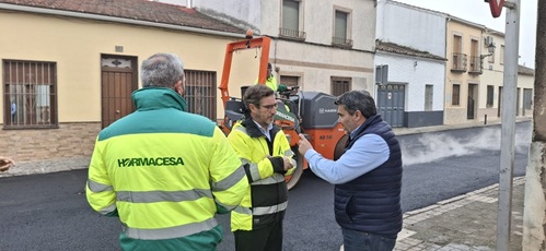 La Junta inicia los trabajos de mejora del firme de la travesía de la A-6176 a su paso por Marmolejo.