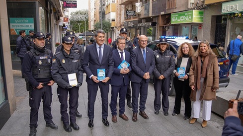 Más de 13.300 efectivos de las Fuerzas y Cuerpos de Seguridad del Estado refuerzan la seguridad en zonas comerciales de Andalucía durante la época navideña.