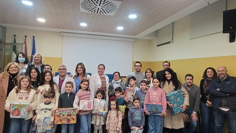 El Hospital Universitario San Agustín entrega los premios de su concurso de postales navideñas.