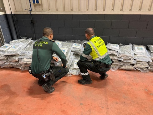 La Guardia Civil interviene 100 kilogramos de marihuana oculta entre la mercancía de un camión.