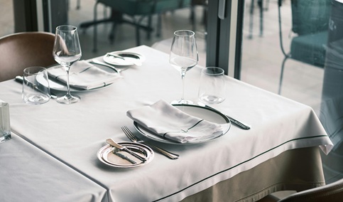 La Junta advierte que los restaurantes pueden cobrar tarifas por la cancelación de reservas.