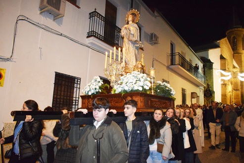 La imagen de la Inmaculada Concepción recorrió en procesión las principales calles de Lopera.