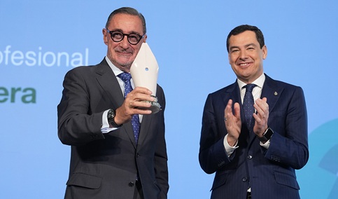 Juanma Moreno, a los periodistas: «En el mundo en que vivimos, la sociedad os necesita más que nunca».