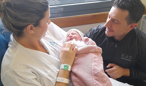 Cloe, primera bebé andaluza de 2026, nace en el Juan Ramón Jiménez de Huelva a las 00:01 horas.