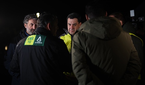 Juanma Moreno asegura que se están poniendo «todos los medios» en el rescate de las víctimas del accidente.