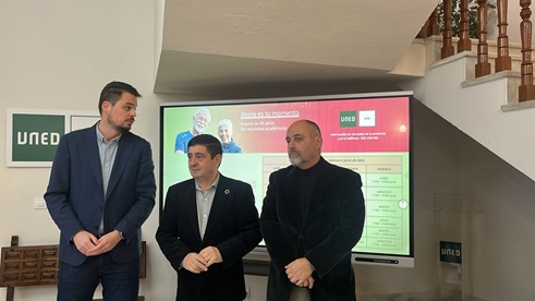 Reyes valora programas como UNED Sénior porque contribuyen a extender el conocimiento a toda la provincia y la sociedad.