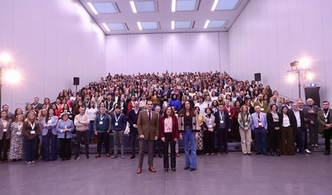 Andalucía propone edad mínima de acceso a redes sociales y mejorar alertas en protocolos de acoso.