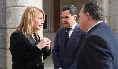 Juanma Moreno recuerda en Huelva a las víctimas del accidente: «Sus ilusiones ahora son las nuestras».