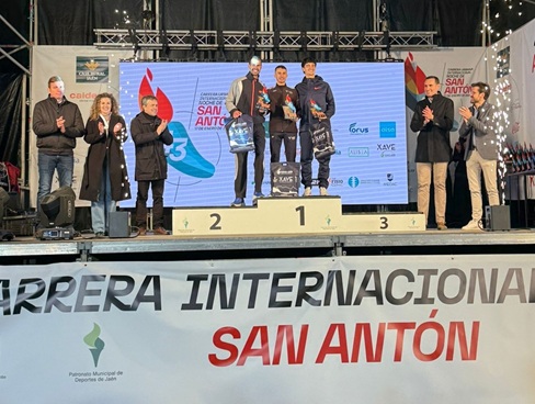 Juan Latorre participa en la entrega de premios de la 43ª Carrera Internacional ‘Noche de San Antón’.