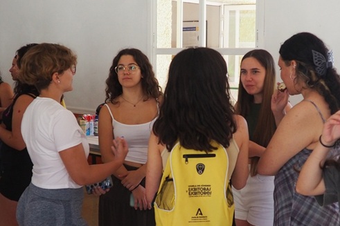 La Consejería de Cultura abre la convocatoria 2026 de la Escuela de Jóvenes Escritoras y Escritores de Andalucía.