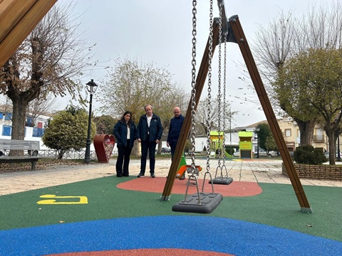 El Ayuntamiento de Andújar invierte 81.000 euros en la remodelación integral de tres parques infantiles.