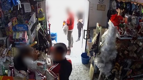 Detenido un hombre por agredir al propietario de un local y a su hijo menor para robar varios productos.
