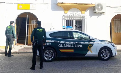 La Guardia Civil detiene a la presunta autora de los delitos de estafa, usurpación de estado civil y falsedad documental.