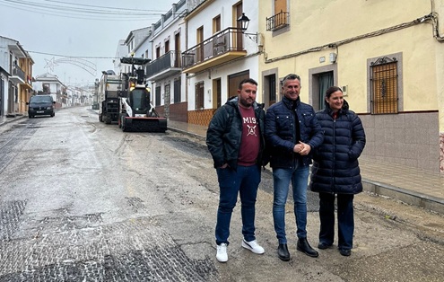 Lahiguera mejora la calle Jacinto Benavente a través del Programa de Fomento de Empleo Agrario.