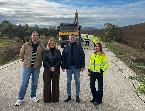 Diputación refuerza el firme de la carretera que conecta Santiago de Calatrava con la provincia de Córdoba.