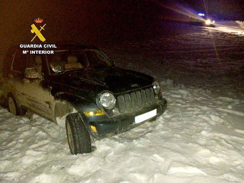 La Guardia Civil auxilia a dos personas atrapadas en la nieve.