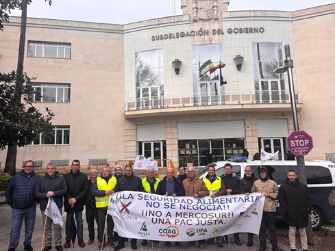 Un centenar de vehículos agrícolas y medio millar de agricultores y ganaderos exigen dignidad para el campo y una apuesta decidida por el futuro de la alimentación.