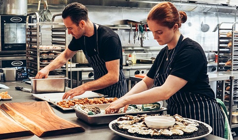 El paro cae hasta los 583.057 desempleados en Andalucía tras liderar el descenso nacional.