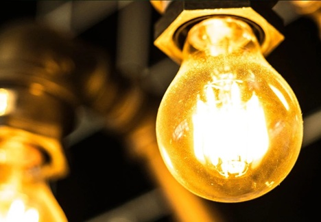 El recibo eléctrico del usuario medio sufrió una subida del 15,5% en 2025, según el análisis de FACUA.