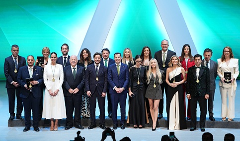 Juanma Moreno destaca la concordia de Andalucía: «Una sociedad en positivo es más productiva y feliz».