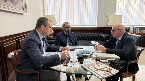 Fernández destaca los proyectos impulsados por el Gobierno de España “que están contribuyendo como nunca al desarrollo socioeconómico de la provincia”.