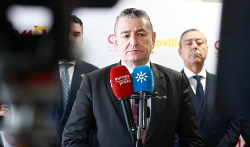 La huelga de médicos contra el Ministerio de Sanidad obliga a suspender casi 300.000 actos médicos en Andalucía.