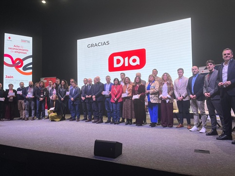 Reyes destaca la labor de Cruz Roja para facilitar la inserción laboral de personas vulnerables.