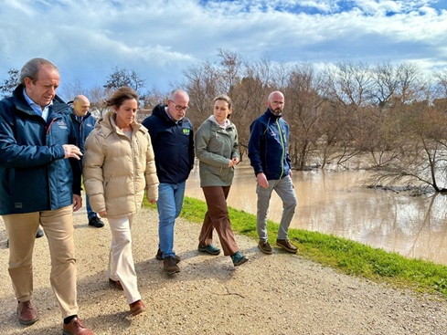 Catalina García y Jesús Estrella visitan Andújar para revisar los efectos del temporal en la subida del cauce del Guadalquivir.