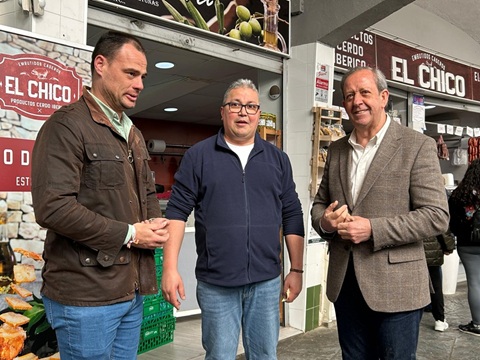 Los usuarios del Hogar San Vicente de Paúl y comerciantes del Mercado de Abastos protagonizan el tradicional canto del Día de Andalucía.