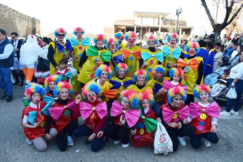 Un Pasacalles de Carnaval llena de colorido y diversión las vías urbanas de Lopera.