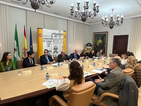 Fernández destaca las medidas económicas y sociales del Gobierno que impulsa el crecimiento económico y protege el empleo jiennense.