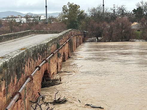 El Ayuntamiento de Andújar mantiene la vigilancia en el río Guadalquivir en nivel rojo sin afectación urbana.
