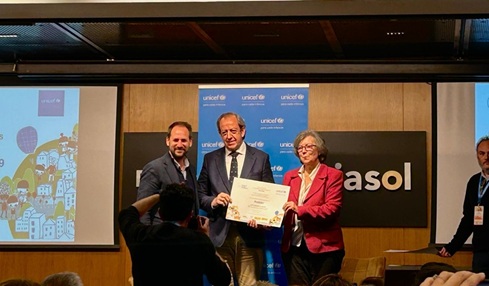 El alcalde de Andújar recoge el reconocimiento de Ciudad Amiga de la Infancia por el compromiso del municipio con los derechos y el bienestar de los niños.