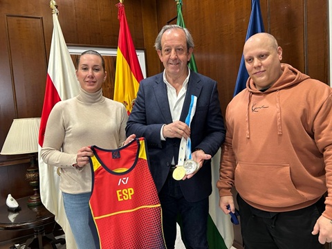 El alcalde de Andújar recibe al deportista Rubén Martínez tras su éxito internacional en Powerlifting.