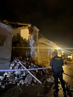 La Guardia Civil rescata a una persona tras el derrumbe de una vivienda en Sorihuela de Guadalimar (Jaén).