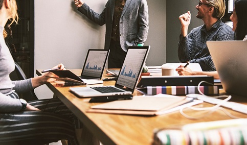 La desigualdad salarial entre hombres y mujeres cae 10 puntos en Andalucía y se sitúa en 4.300 euros.