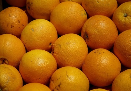 Naranjas (9,0%), uvas blancas (4,2%) y patatas (4,1%), los alimentos básicos que más se han encarecido en febrero.